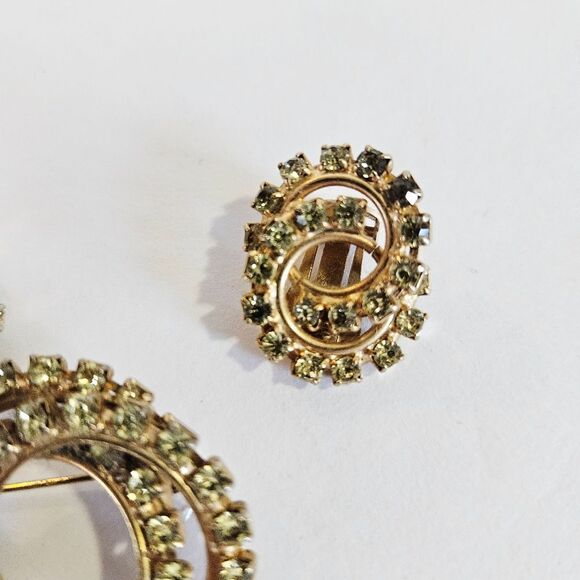 Vintage Demi Parure Open Work Green Glass Rhinestone Brooch Clip On Earring Set - Picture 6 of 11